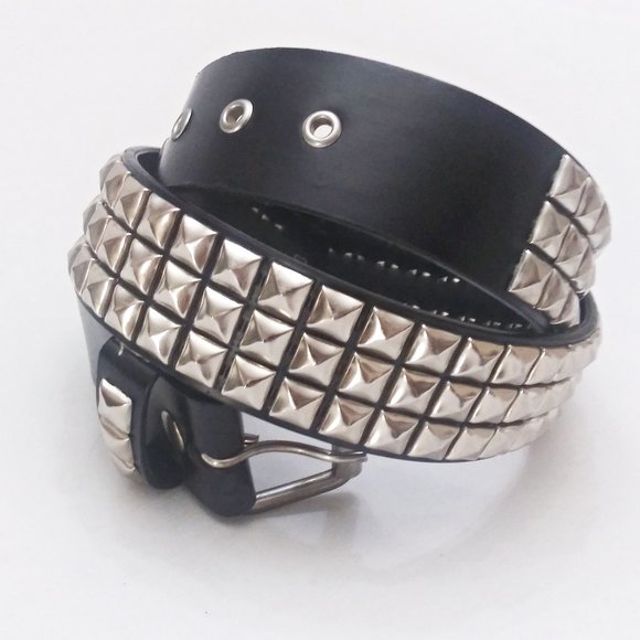 Vintage HOT TOPIC Studded Belt Y2K Gothic Emo Punk Rock Silver Pyramid Studs